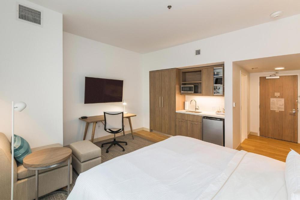 Guest Room, 1 King interior
